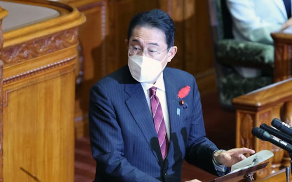 参院本会議の代表質問で答弁する岸田首相（7日）