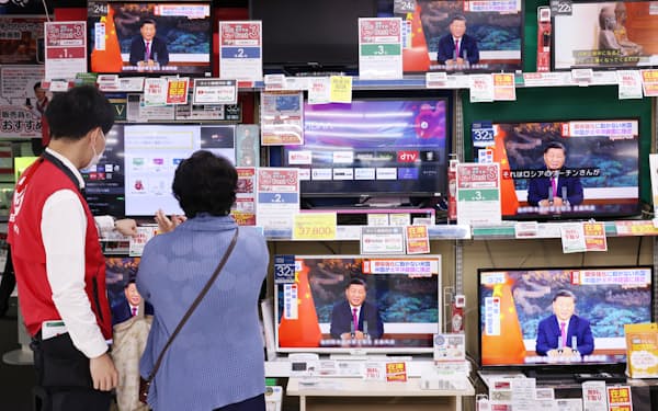薄型テレビなど家電を中心に供給が大幅改善している（東京都新宿区の家電量販店のテレビ売り場）