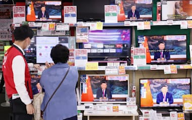 薄型テレビなど家電を中心に供給が大幅改善している（東京都新宿区の家電量販店のテレビ売り場）