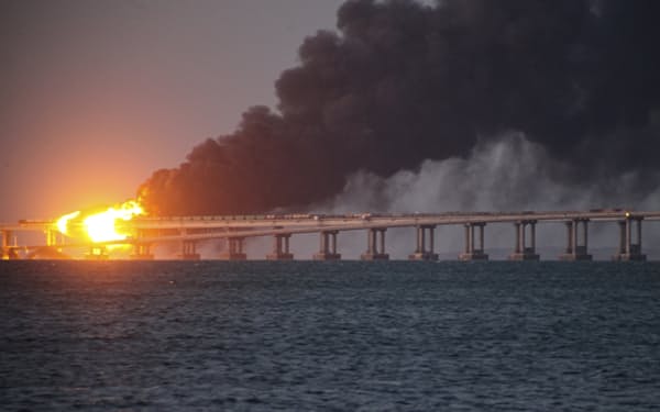 クリミア橋で起きた爆発で貨物列車が炎上した（8日）=AP