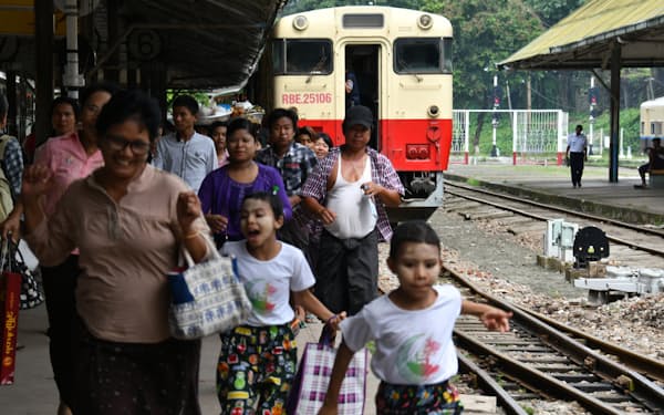 列車から降りてきたミャンマーの鉄道利用者（2018年7月）