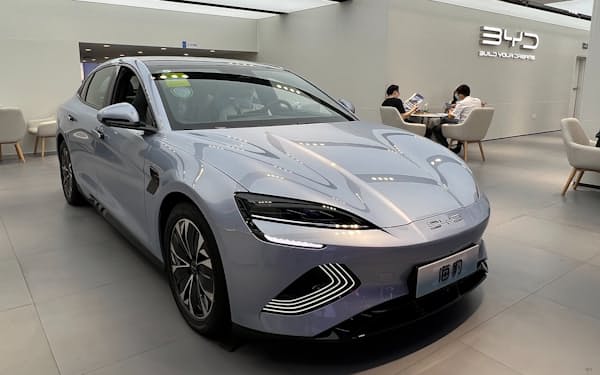 ＥＶなど新エネルギー車の販売が好調だった（９月、上海市にあるＢＹＤのショールーム）