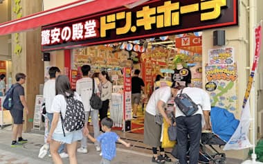 外国人観光客でにぎわうドン・キホーテ国際通りくもじ店(那覇市)
