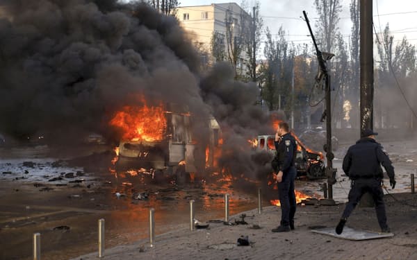 10日、ウクライナの首都キーウで炎上する車＝ロイター