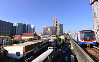 タイ住宅市場が低迷する背景には、家計債務の高止まりや、銀行が融資により慎重になっていること、経済成長の失速がある