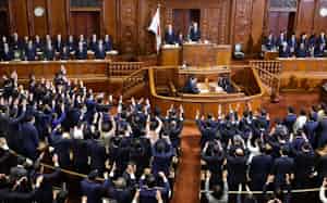 衆院が解散され、万歳する前議員。壇上は石破内閣の閣僚(2024年10月、衆院本会議場) 衆院が解散され、万歳する前議員。壇上は石破内閣の閣僚(2024年10月、衆院本会議場)