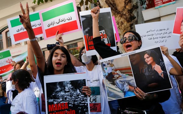 アミニさんの死を巡る抗議活動は著名人のＳＮＳでも拡散され、イラン各地に広がっている＝ロイター