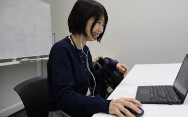 オンライン勉強会で労務関係の知識を習得する三ツ橋沙織さん