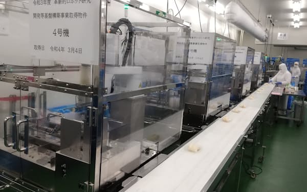 マックスバリュ東海は静岡県長泉町の総菜工場に盛り付けロボット４台を導入した