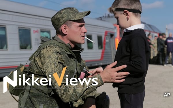 動員により幼い息子に別れを告げるロシア兵士(9月29日、ボルゴグラードで)=AP