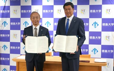 徳島の地方創生推進へ協定を結んだ徳島大学の河村保彦学長㊧とテレコメディアの橋本力哉社長(20日、徳島市)