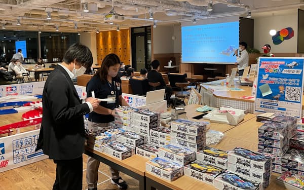 静岡市は東京都内のシェアオフィスで、プラモデルを用いたイベントを開催し、地域のPRを実施した（千代田区）