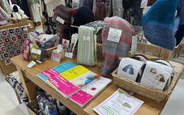 今年のトレンドに編み物をあげる声も(ジェイアール名古屋高島屋の売り場)