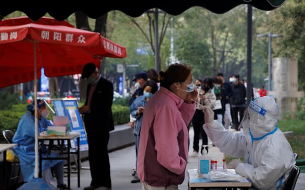 北京で新型コロナウイルス検査を受ける人々（７日）＝ロイター
