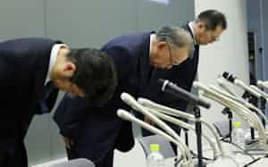 IHI原動機で性能試験不正が発覚し、2024年4月の記者会見で謝罪するIHIの盛田英夫副社長(右)ら IHI原動機で性能試験不正が発覚し、2024年4月の記者会見で謝罪するIHIの盛田英夫副社長(右)ら