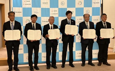 医療産業都市のイノベーション創出に向けた連携協定を結んだ関係者ら(20日、神戸市役所)