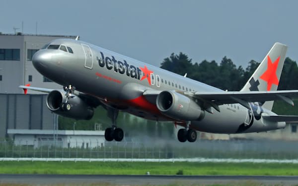 成田空港を離陸するジェットスター・ジャパンの旅客機