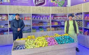 ジャホンギル・コブロフ氏とアフガニスタン人アシスタント。自由貿易区が設定された直後、コブロフ氏はアイリトームで開業した(Abror Kurbonmuratov撮影)