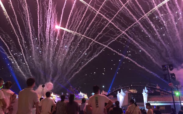 江西省の万載県は中国有数の花火の産地として知られ、毎週花火ショーを開催する（９月）