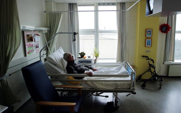 ウイルスとアルツハイマー病の関係についての研究が活発（オランダの施設に入るアルツハイマー病の高齢男性）=ロイター