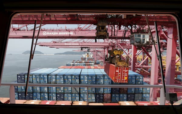 韓国は６カ月連続で貿易赤字が続いている（釜山港）＝ロイター