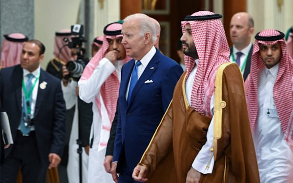 バイデン大統領は７月にサウジアラビアを訪問し、中東産油国に原油増産を要請した＝ロイター