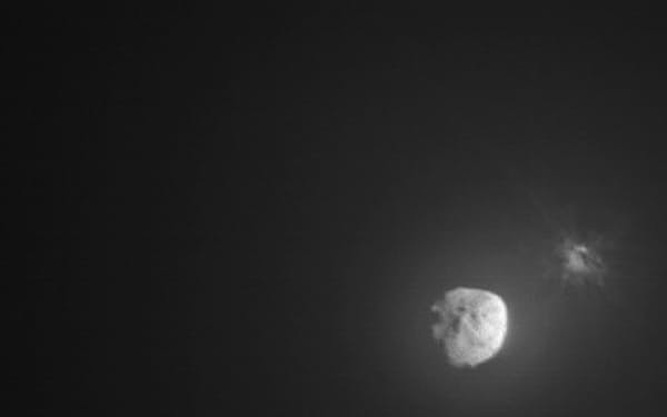 探査機ＤＡＲＴが意図的に衝突した数分後に、小惑星ディモルフォスから破片が放出した＝ASI・NASA提供・ＡＰ