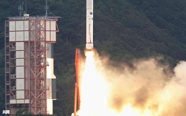 打ち上げられた小型ロケット「イプシロン」6号機=12日午前9時50分、鹿児島県肝付町の内之浦宇宙空間観測所