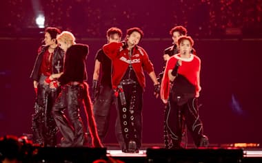 約5万人の観客を集めたYeaH1主催のコンサートで歌うベトナムの新人アーティストたち(25年12月、ハノイ近郊)