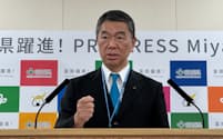 記者会見する宮城県の村井知事(21日、仙台市)