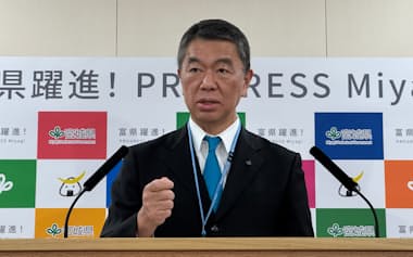 記者会見する宮城県の村井知事(21日、仙台市)