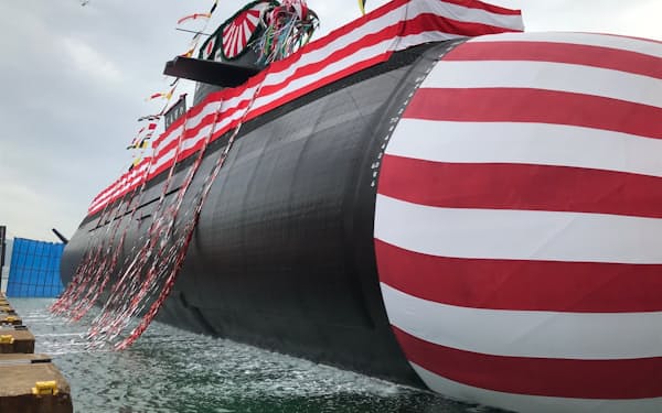 三菱重工神戸造船所で進水した潜水艦「じんげい」（神戸市、12日）