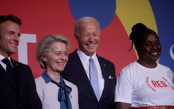 グローバルファンドの増資会合で写真撮影に応じるバイデン米大統領（右から2番目）ら（米ニューヨーク、9月21日）=ロイター