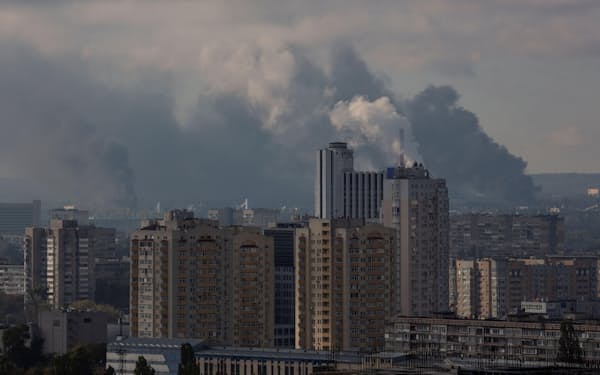 　10日、ロシアのミサイル攻撃を受け、煙が上がるウクライナの首都キーウ（ロイター=共同）