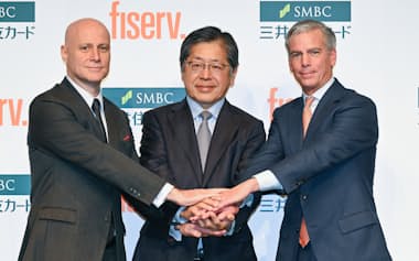 記者発表会に出席した(左から)ビザ・ワールドワイド・ジャパンのシータン・キトニー社長、三井住友カードの大西幸彦社長、米ファイサーブのマイク・ライオンズ最高経営責任者(CEO)(21日午前、東京都中央区)