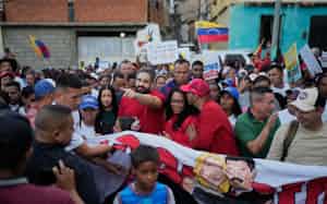 拉致された両親の解放を訴えるベネズエラ大統領マドゥロ氏の息子、ゲラ氏と支持者たち(1月20日、ラグアイラ)=AP 拉致された両親の解放を訴えるベネズエラ大統領マドゥロ氏の息子、ゲラ氏と支持者たち(1月20日、ラグアイラ)=AP