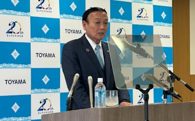 記者会見する富山市の藤井裕久市長(20日、富山市)