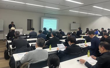 みなと銀行は海外進出を支援するセミナーを開いた(21日、神戸市)