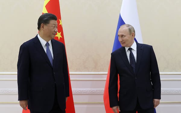 　15日、ウズベキスタン・サマルカンドで顔を合わせた中国の習近平国家主席（左）とロシアのプーチン大統領（タス＝共同）