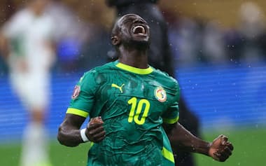 アフリカ選手権優勝を喜ぶセネガルのマネ。決勝戦での冷静な振る舞いは監督以上に監督らしかった=ロイター