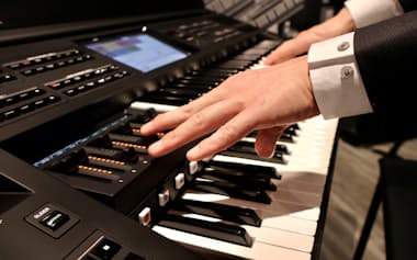 ヤマハの新しいエレクトーンで鍵盤横の操作盤を動かす様子(21日、横浜市)