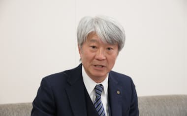 記者会見する次期代表幹事に内定した国東氏(21日、高松市)