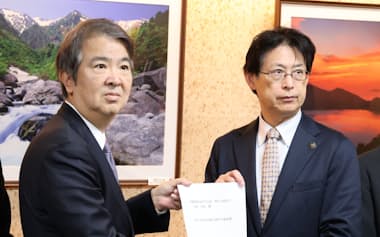 御前崎市の下村市長㊨が石原原子力防災相に要望書を手渡した(21日)