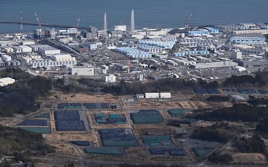 福島第1原子力発電所と除染土を保管する中間貯蔵施設(福島県双葉町・大熊町)
