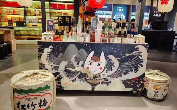 上海市内のスーパーには日本酒コーナーが設けられている＝白鶴酒造提供