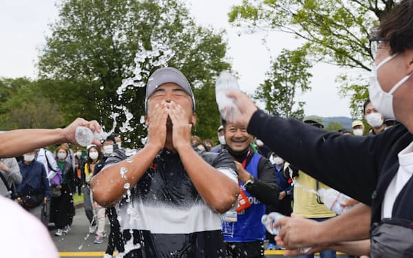 男子ツアーの新規大会は開催コースの地元、群馬出身の小林伸太郎がツアー初優勝、水シャワーでアットホームにお祝い＝共同
