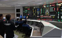 原子炉起動にあたる6号機の中央制御室(21日、新潟県)