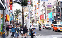 繁華街の国際通りには、連日多くの観光客が訪れる(那覇市)