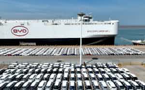 輸出を待つ中国車(2024年4月、江蘇省)=ロイター 輸出を待つ中国車(2024年4月、江蘇省)=ロイター