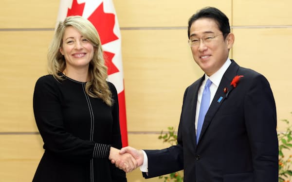 会談を前にカナダのジョリー外相㊧と握手する岸田首相（13日午前、首相官邸）